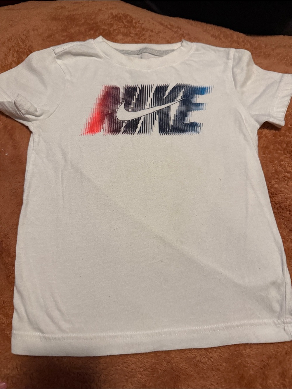 Nike Kids White Graphic Logo T-Shirt - Red & Blue Accent boys sz 5 - Picture 1 of 1